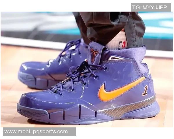 库里赛前训练穿上布克首款签名鞋Book1迎战太阳队展现默契配合